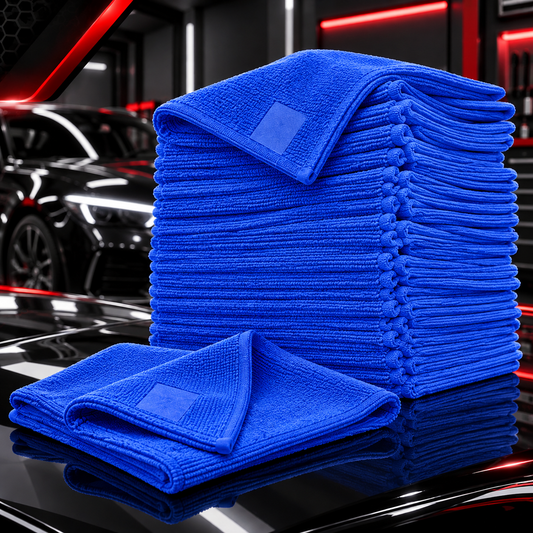 Pile de lingettes microfibre bleues présentées à côté d’une voiture
